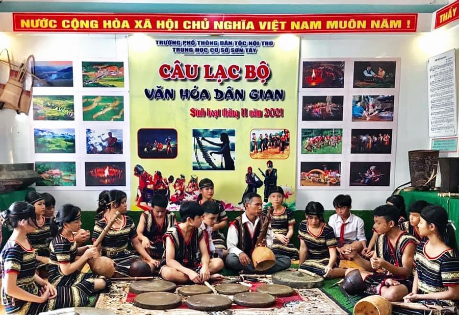 Học sinh được các nghệ nhân hướng dẫn dùng các nhạc cụ truyền thống của người Ca Dong. Học sinh được các nghệ nhân hướng dẫn dùng các nhạc cụ truyền thống của người Ca Dong.