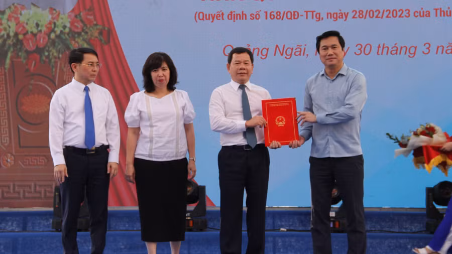 Lãnh đạo Bộ Xây dựng trao Quyết định và hồ sơ cho tỉnh Quảng Ngãi.