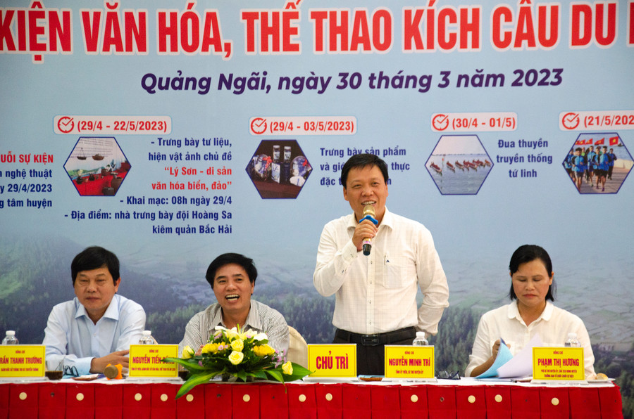 Lãnh đạo huyện Lý Sơn trao đổi trao đổi thông tin tại buổi họp báo.