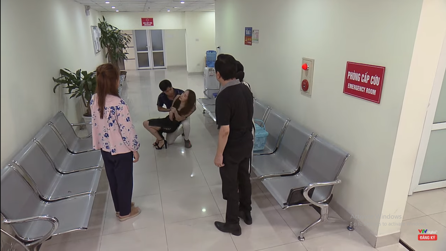 Về nhà đi con tập 64 Preview: Vũ tận tình chăm sóc Nhã trước mặt Thư và bố mẹ anh ta. Về nhà đi con tập 64 Preview: Vũ tận tình chăm sóc Nhã trước mặt Thư và bố mẹ anh ta.