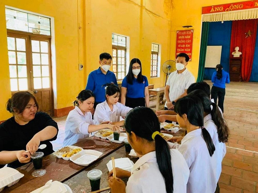 Thí sinh được hỗ trợ suất ăn miễn phí tại điểm thi trường THPT Phú Lương