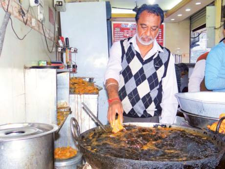 Kinh ngạc đầu bếp Ấn Độ dùng tay không nhúng dầu sôi để chiên cá ảnh 3