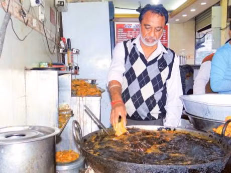 Kinh ngạc đầu bếp Ấn Độ dùng tay không nhúng dầu sôi để chiên cá ảnh 3