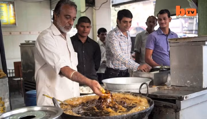 Kinh ngạc đầu bếp Ấn Độ dùng tay không nhúng dầu sôi để chiên cá ảnh 2