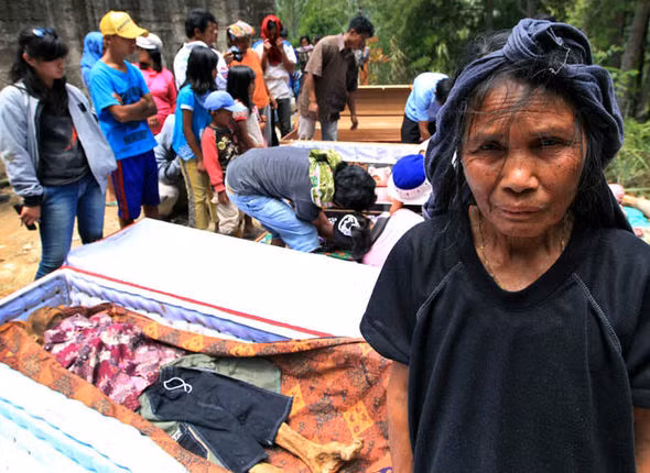 3 năm một lần đào mộ người đã khuất rồi cho ăn mặc như người sống ảnh 4