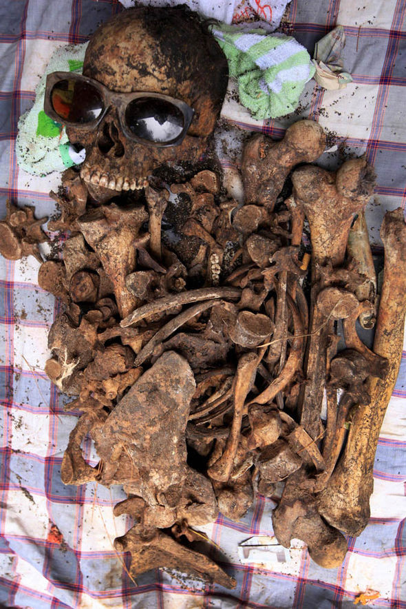 3 năm một lần đào mộ người đã khuất rồi cho ăn mặc như người sống ảnh 3