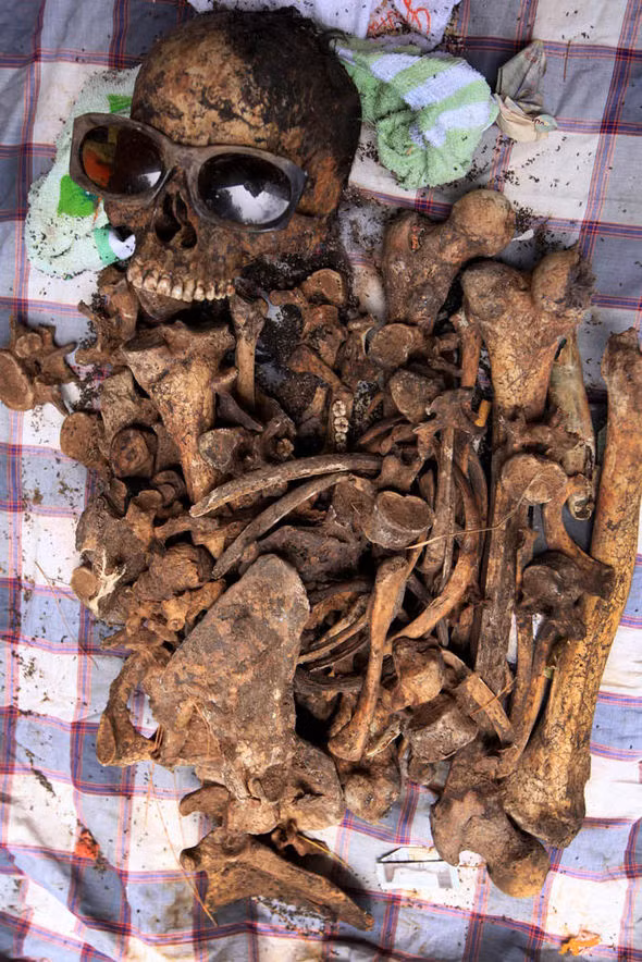 3 năm một lần đào mộ người đã khuất rồi cho ăn mặc như người sống ảnh 3