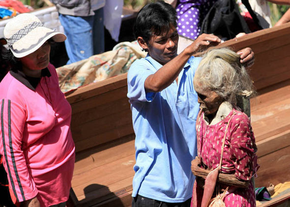 3 năm một lần đào mộ người đã khuất rồi cho ăn mặc như người sống ảnh 2