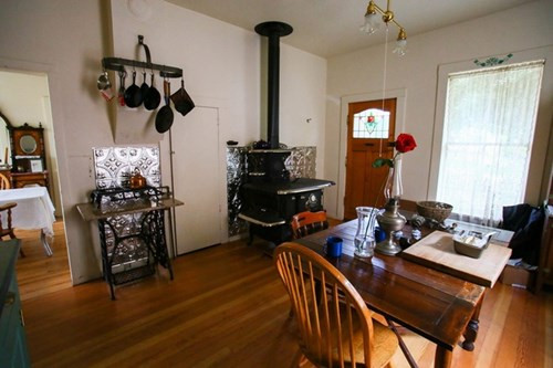 Ngôi nhà của cặp vợ chồng sống như cách đây 200 năm ảnh 10 Ngôi nhà của cặp vợ chồng sống như cách đây 200 năm ảnh 10