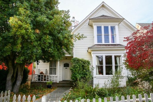 Ngôi nhà của cặp vợ chồng sống như cách đây 200 năm ảnh 2 Ngôi nhà của cặp vợ chồng sống như cách đây 200 năm ảnh 2