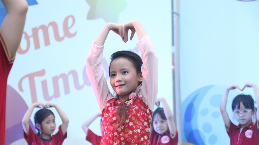 Tình yêu dưới mái trường được các em thể hiện sinh động dưới nhiều hình thức. Tình yêu dưới mái trường được các em thể hiện sinh động dưới nhiều hình thức.