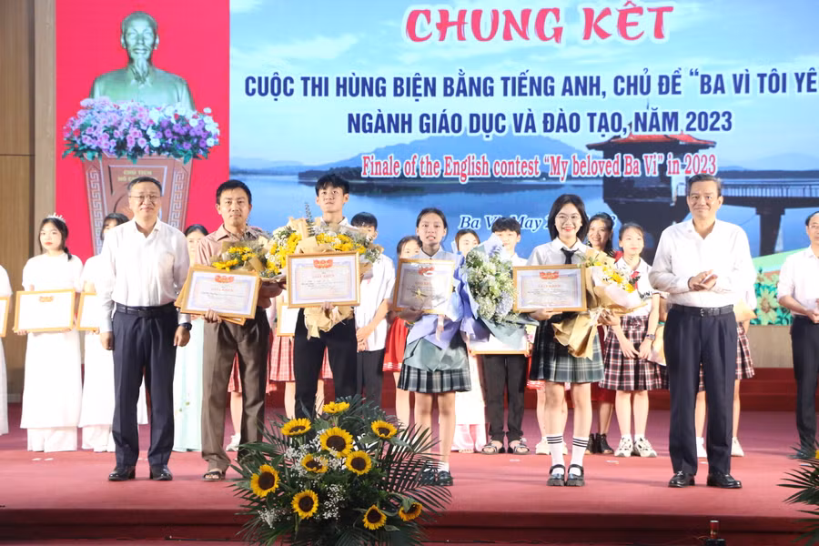 Đội chơi đến từ Trường THPT Ngô Quyền đã được ban tổ chức trao giải Xuất sắc tại vòng chung kết cuộc thi. 