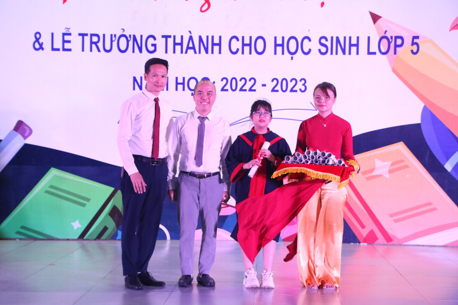 Thầy Nguyễn Duy Khuê (bìa trái) - Hiệu trưởng Trường Tiểu học Times School trao giấy chứng nhận hoàn thành chương trình tiểu học cho đại diện học sinh và phụ huynh khối 5 của trường. Thầy Nguyễn Duy Khuê (bìa trái) - Hiệu trưởng Trường Tiểu học Times School trao giấy chứng nhận hoàn thành chương trình tiểu học cho đại diện học sinh và phụ huynh khối 5 của trường.