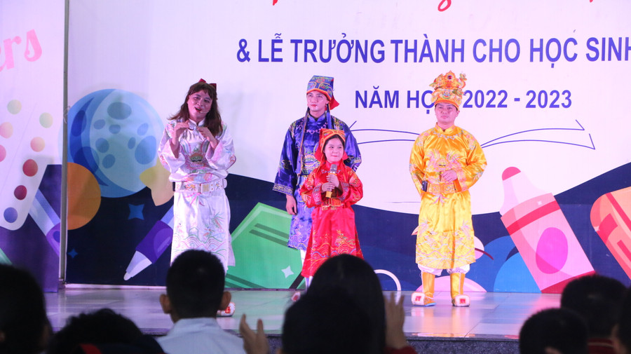 "Táo Hòa" đang báo cáo với Ngọc Hoàng trên sân khấu. "Táo Hòa" đang báo cáo với Ngọc Hoàng trên sân khấu.