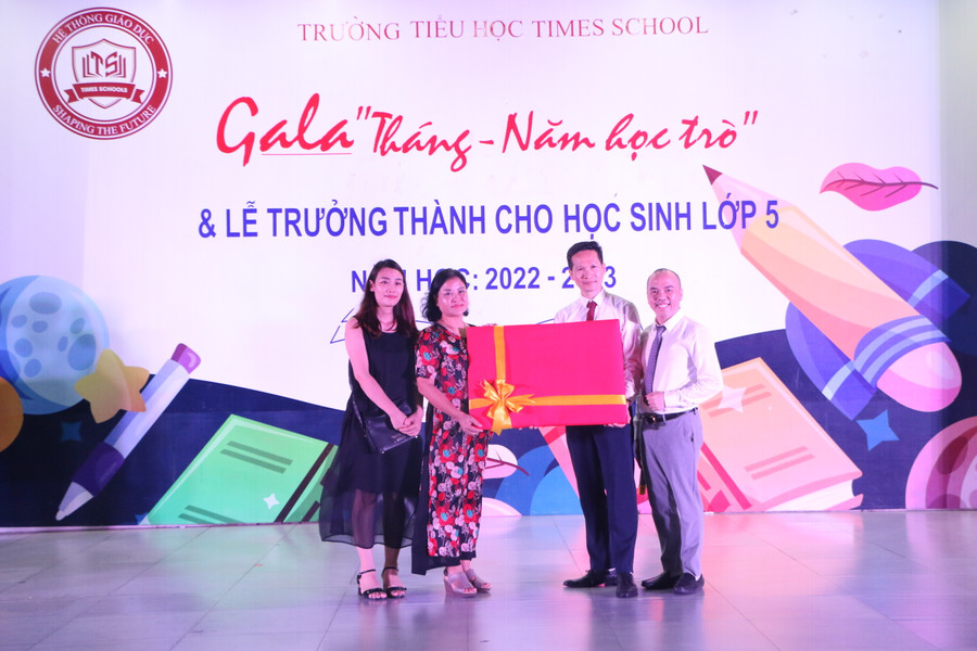 TS Nguyễn Thị Ban (thứ 2 từ trái qua) - Chủ tịch HĐQT Hệ thống giáo dục Times School và thầy Hiệu trưởng Nguyễn Duy Khuê tiếp nhận món quà của đại diện phụ huynh khối 5. TS Nguyễn Thị Ban (thứ 2 từ trái qua) - Chủ tịch HĐQT Hệ thống giáo dục Times School và thầy Hiệu trưởng Nguyễn Duy Khuê tiếp nhận món quà của đại diện phụ huynh khối 5.
