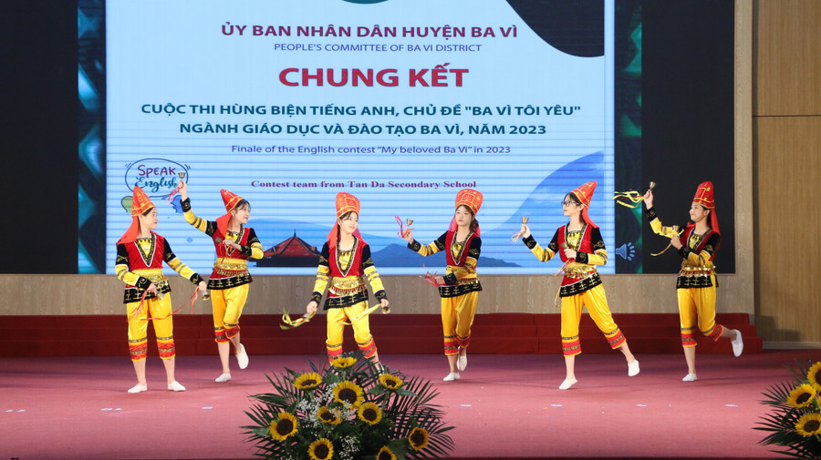 Ba Vì là địa phương có cả đồng bào dân tộc Kinh, Dao, Mường cùng chung sống.