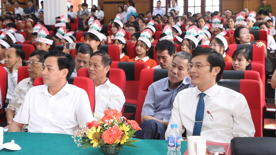 Hội thi thu hút đông đảo các đại biểu, phụ huynh, học sinh tới tham dự cổ vũ.