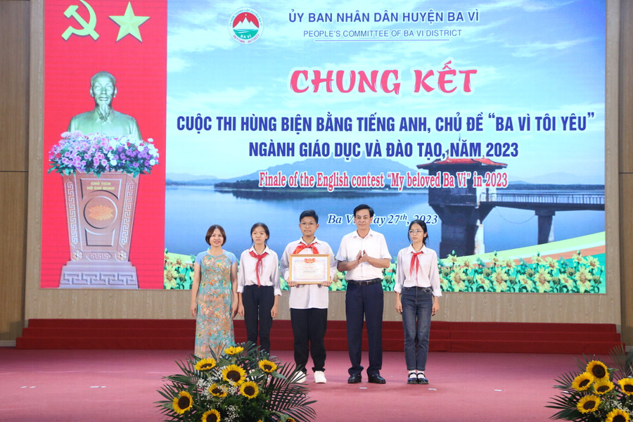 Đội thi SUNFLOWER Trường THCS Phú Cường với video FEATURES AND HISTORY OF BA VI đã được khán giả bình chọn nhiều nhất với phần thưởng là Giấy khen và 5 triệu đồng.