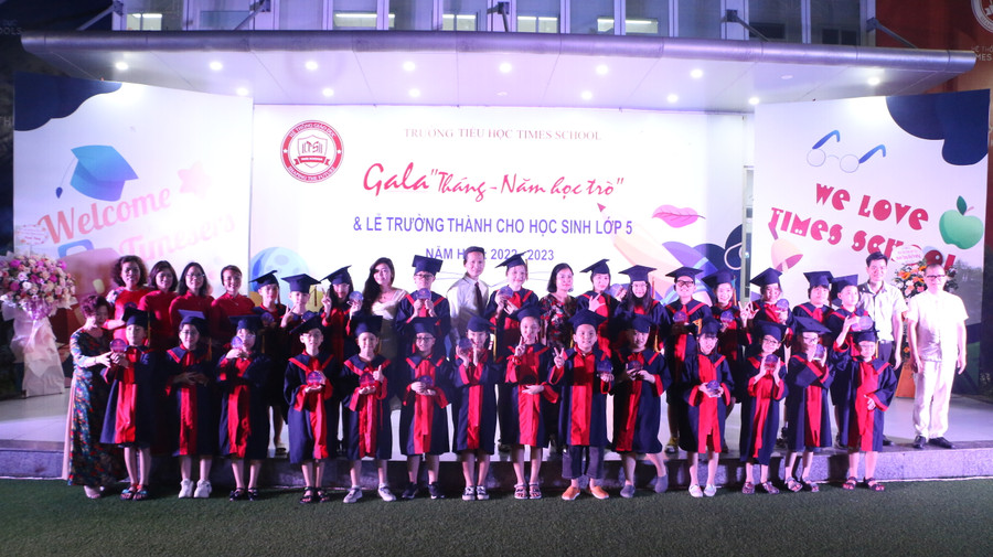 Khóa lớp 5 đầu tiên của Trường Tiểu học Times School đã tốt nghiệp trong niềm hân hoan pha lẫn xúc động của cả thầy và trò. Khóa lớp 5 đầu tiên của Trường Tiểu học Times School đã tốt nghiệp trong niềm hân hoan pha lẫn xúc động của cả thầy và trò.