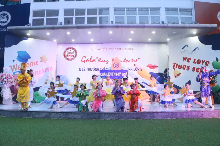 4 Táo Chân - Thiện - Mỹ - Hòa cùng tề tựu để báo cáo về những thành tích trong năm học vừa qua.