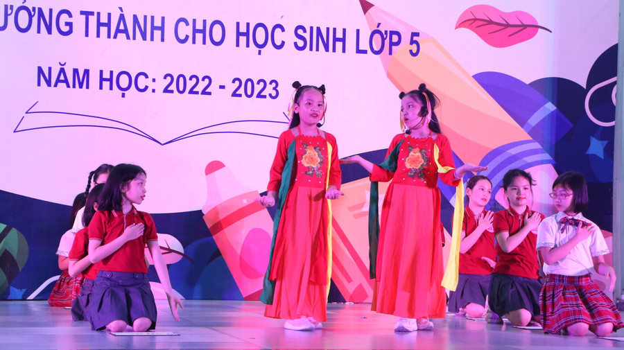 Phần múa hát kết hợp tiểu phẩm do các em học sinh biểu diễn tại buổi gala. Phần múa hát kết hợp tiểu phẩm do các em học sinh biểu diễn tại buổi gala.