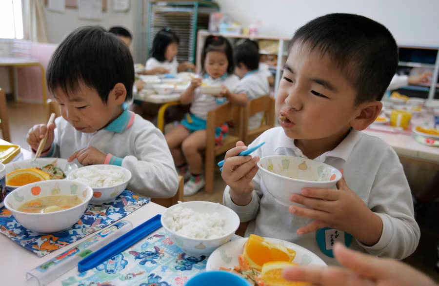 Có gì trong bữa ăn của trẻ em Nhật khiến thế giới phải học tập?