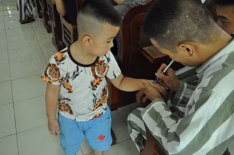 Một hình ảnh xúc động tại Trại giam Suối Hai (Ba Vì, Hà Nội). Ảnh: Đ.Phong