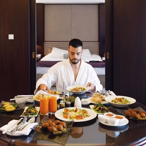 Trợ lý của Matthew còn đảm đương cả công việc chụp ảnh để vị triệu phú sống ảo. Ảnh: Straits Times.