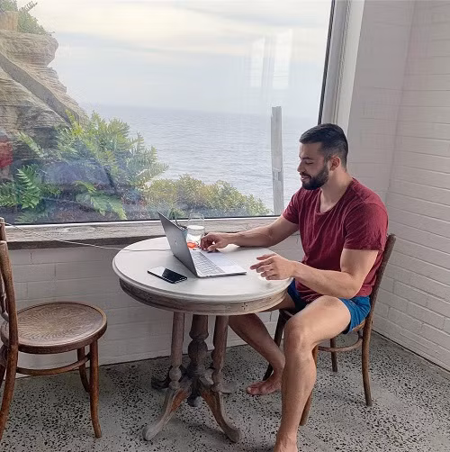 Hầu hết thời gian triệu phú Matthew chỉ ở khách sạn và bên cạnh chiếc laptop của mình. Ảnh: Straits Times.