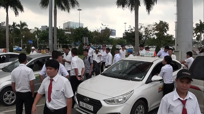 Taxi trong sân bay Đà Nẵng đình công hồi tháng 11.2018 để yêu cầu cơ quan chức năng xử lý nghiêm xe trá hình, xe Grab giành khách
Ảnh: Nguyễn Tú.