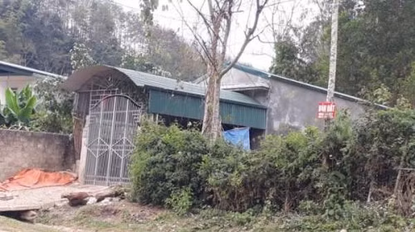 Nhà của Bùi Văn Công, nơi được xác định là hiện trường chính và chiếc xe tải các đối tượng dùng để giam giữ, h.iếp dâm nạn nhân.