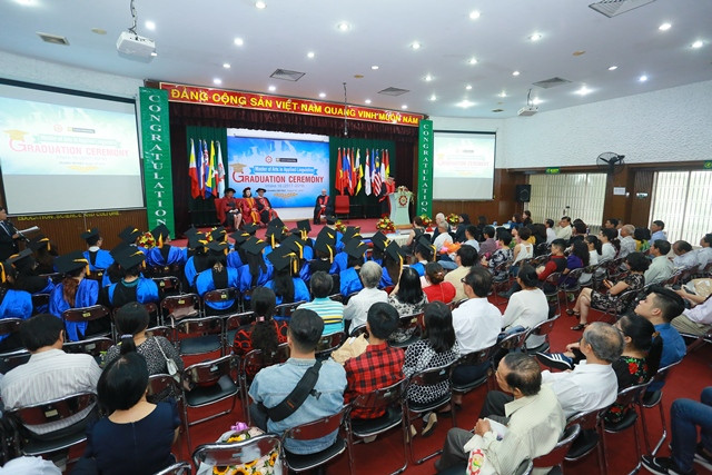 Quang cảnh lễ trao bằng tốt nghiệp Thạc sĩ chương trình Ngôn ngữ ứng dụng tại Trung tâm SEAMEO RETRAC sáng nay