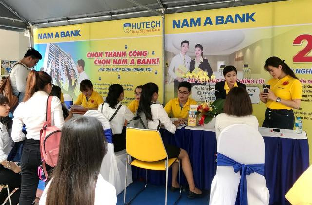 Gian hàng tuyển dụng của Ngân hàng Nam Á bank thu hút rất đông ứng viên phỏng vấn Gian hàng tuyển dụng của Ngân hàng Nam Á bank thu hút rất đông ứng viên phỏng vấn