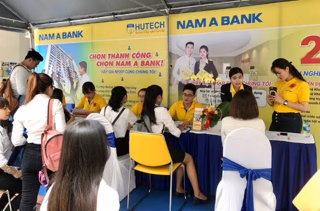 Gian hàng tuyển dụng của Ngân hàng Nam Á bank thu hút rất đông ứng viên phỏng vấn