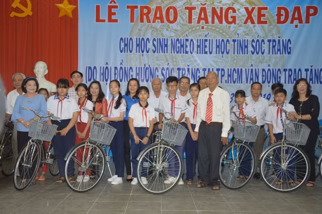 Trao tặng 550 xe đạp cho học sinh nghèo Sóc Trăng