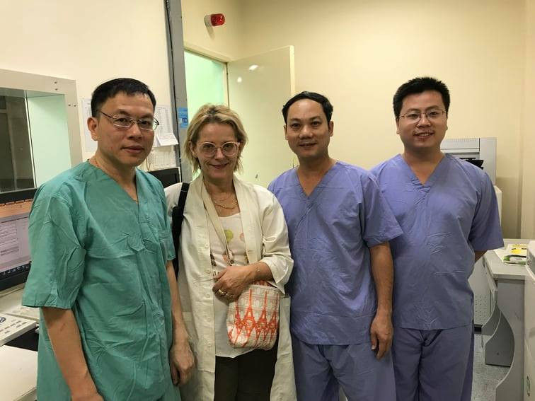 Niềm vui của vợ bệnh nhân cùng các bác sĩ sau ca phẫu thuật thành công