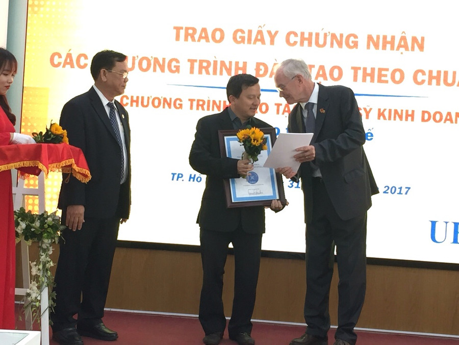 Đại diện của tổ chức kiểm định FIBAA (bên phải) trao giấy chứng nhận kiểm định cho các chương trình đạt chuẩn của UEH Đại diện của tổ chức kiểm định FIBAA (bên phải) trao giấy chứng nhận kiểm định cho các chương trình đạt chuẩn của UEH