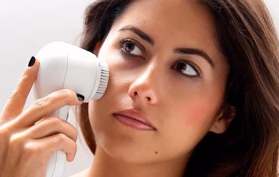 Những cách rửa mặt sai cách gây hại da