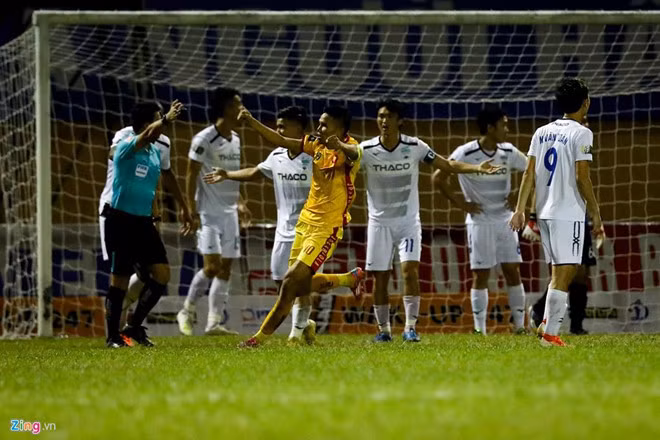 Trọng tài công nhận bàn thắng gây tranh cãi của Rimario ở phút 48