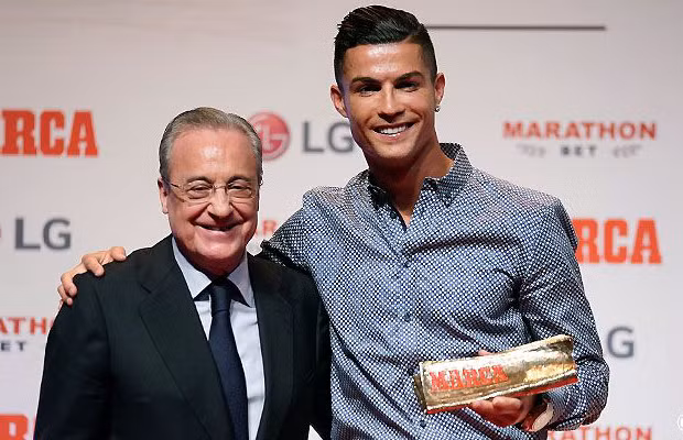 Ronaldo nhận danh hiệu Marca Legend từ tay chủ tịch Perez của Real
