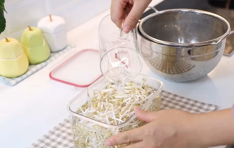 Giá cũng tương tự đậu phụ. Rửa sạch và cho vào hộp, đổ ngập nước và bảo quản trong ngăn mát tủ lạnh.