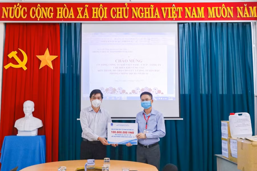 Lãnh đạo KVT trao tặng các thiết bị y tế cho Trung tâm y tế Vũng Tàu