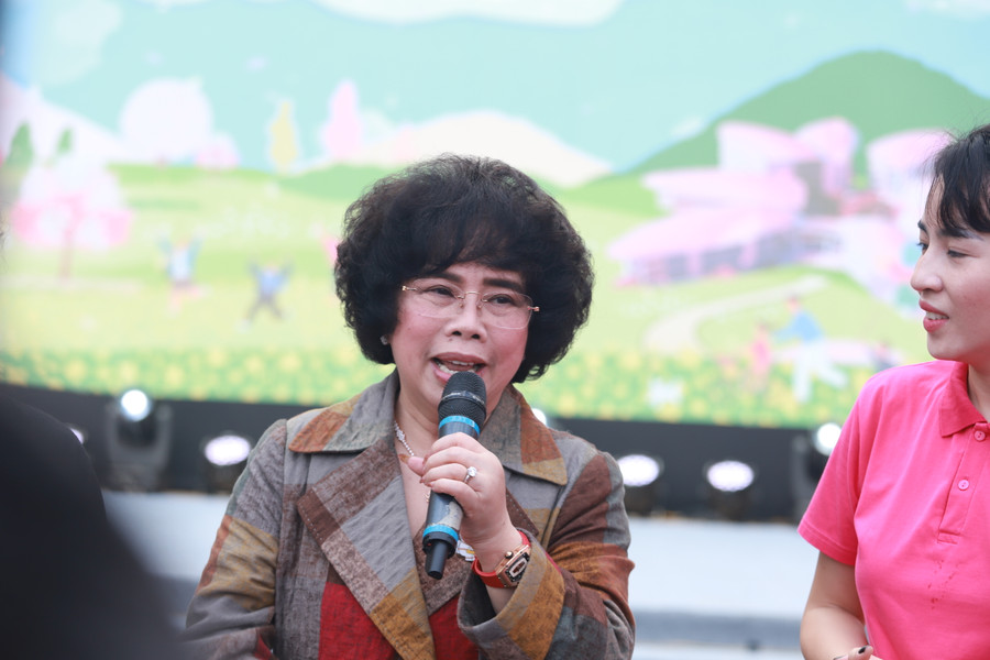 Anh hùng Lao động Thái Hương - Nhà sáng lập Hệ thống Trường TH School bày tỏ cảm xúc tại chương trình.