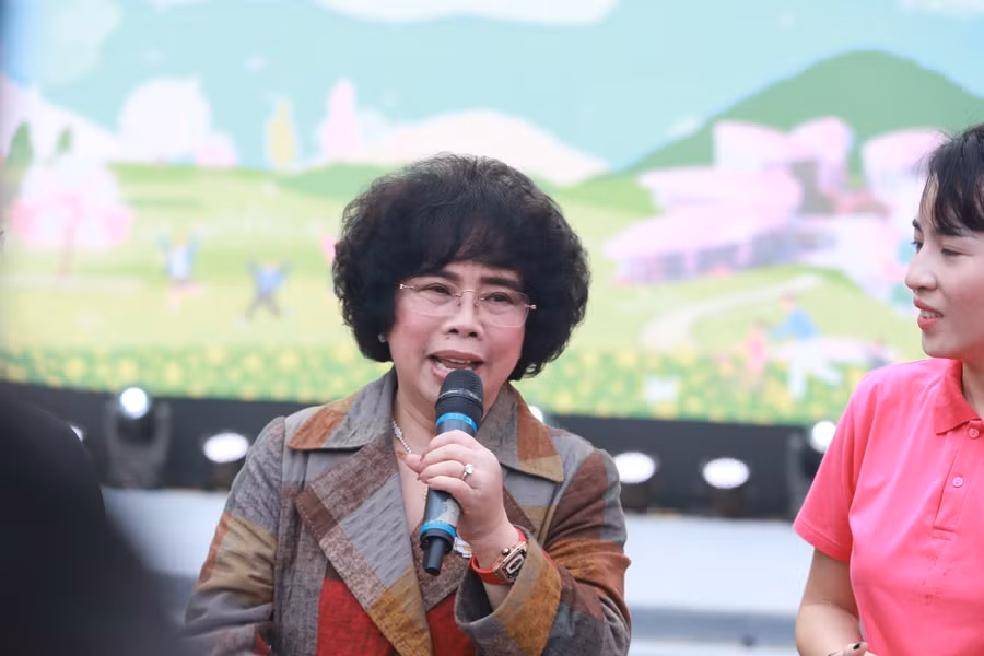 Anh hùng Lao động Thái Hương - Nhà sáng lập Hệ thống Trường TH School bày tỏ cảm xúc tại chương trình.