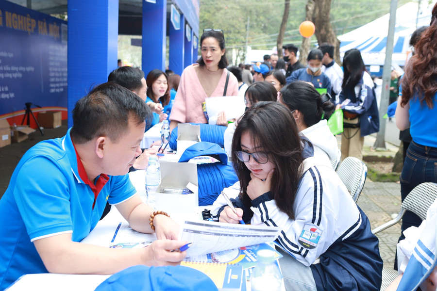Thí sinh lớp 12 tới nghe tư vấn tuyển sinh năm 2024 tại Hà Nội.