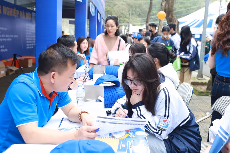 Thí sinh lớp 12 tới nghe tư vấn tuyển sinh năm 2024 tại Hà Nội.