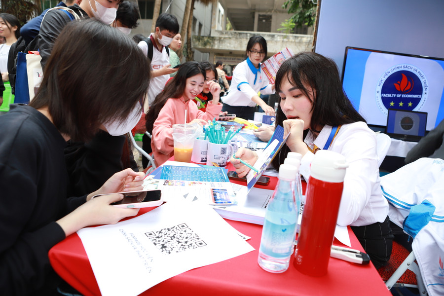 Thí sinh tới gian hàng của Học viện Chính sách và Phát triển để nghe tư vấn tuyển sinh.