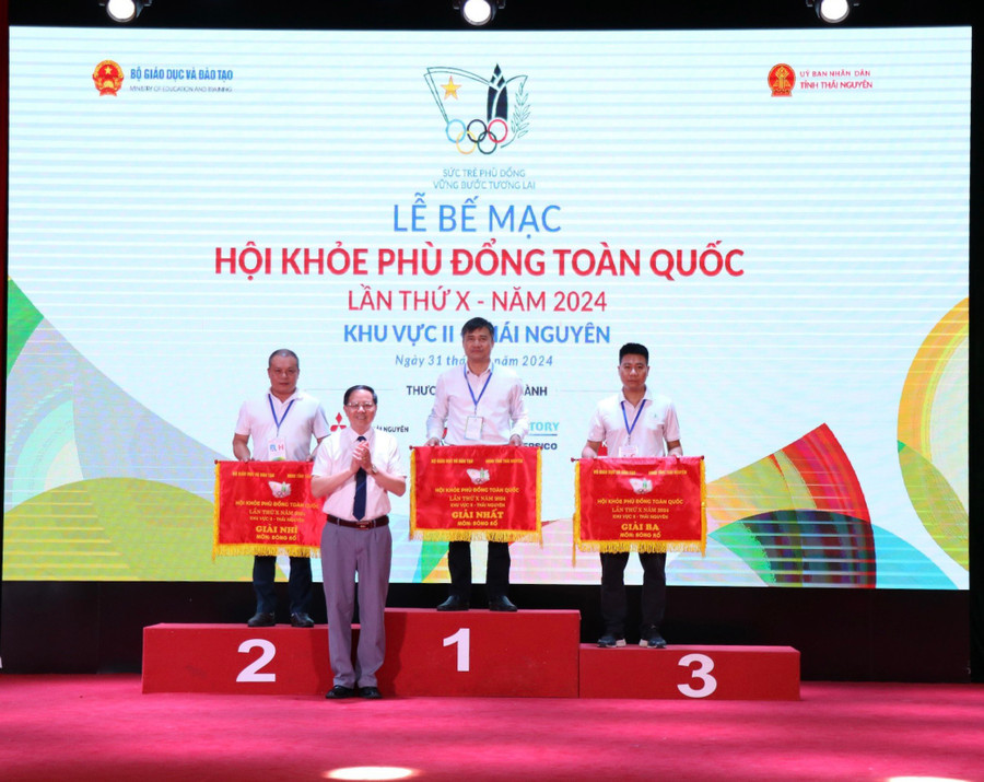 Lãnh đạo Sở Văn hóa - Thể thao và Du lịch tỉnh Thái Nguyên trao giải cho các Đoàn VĐV đạt giải môn Bóng rổ. Lãnh đạo Sở Văn hóa - Thể thao và Du lịch tỉnh Thái Nguyên trao giải cho các Đoàn VĐV đạt giải môn Bóng rổ.