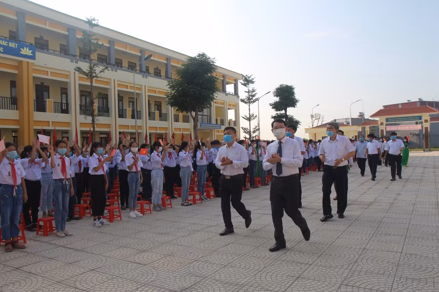 Phó Chủ tịch Thường trực UBND tỉnh Lê Ánh Dương đến dự lễ khai giảng tại Trường THCS thị trấn Nham Biền số 1.