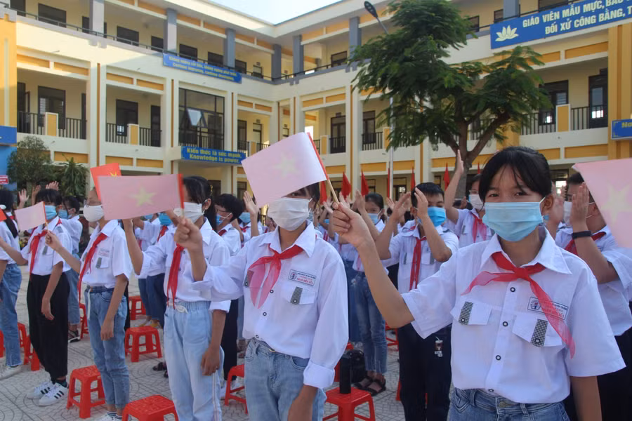 Học sinh đón chào năm học mới 2020 -2021.